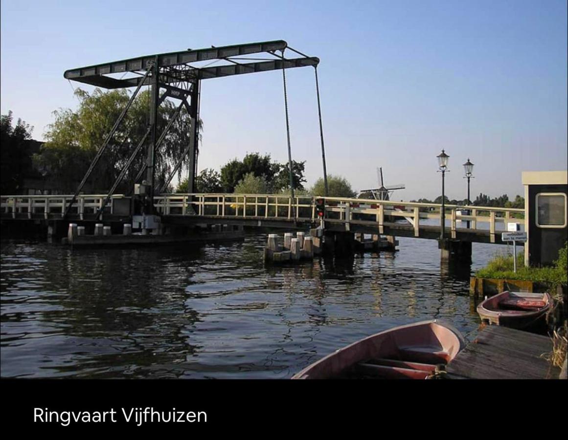 “ Bungalow met prive tuin,sauna en buitenbad” Vijfhuizen Bagian luar foto