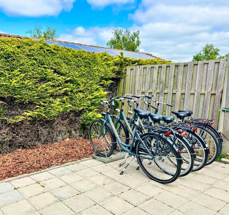 “ Bungalow met prive tuin,sauna en buitenbad” Vijfhuizen Bagian luar foto