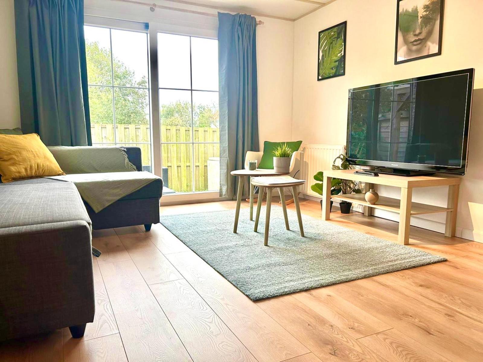 “ Bungalow met prive tuin,sauna en buitenbad” Vijfhuizen Bagian luar foto