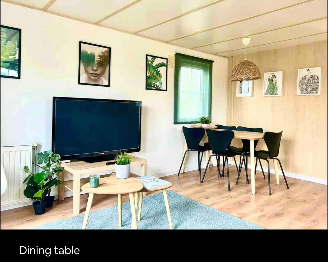 “ Bungalow met prive tuin,sauna en buitenbad” Vijfhuizen Bagian luar foto