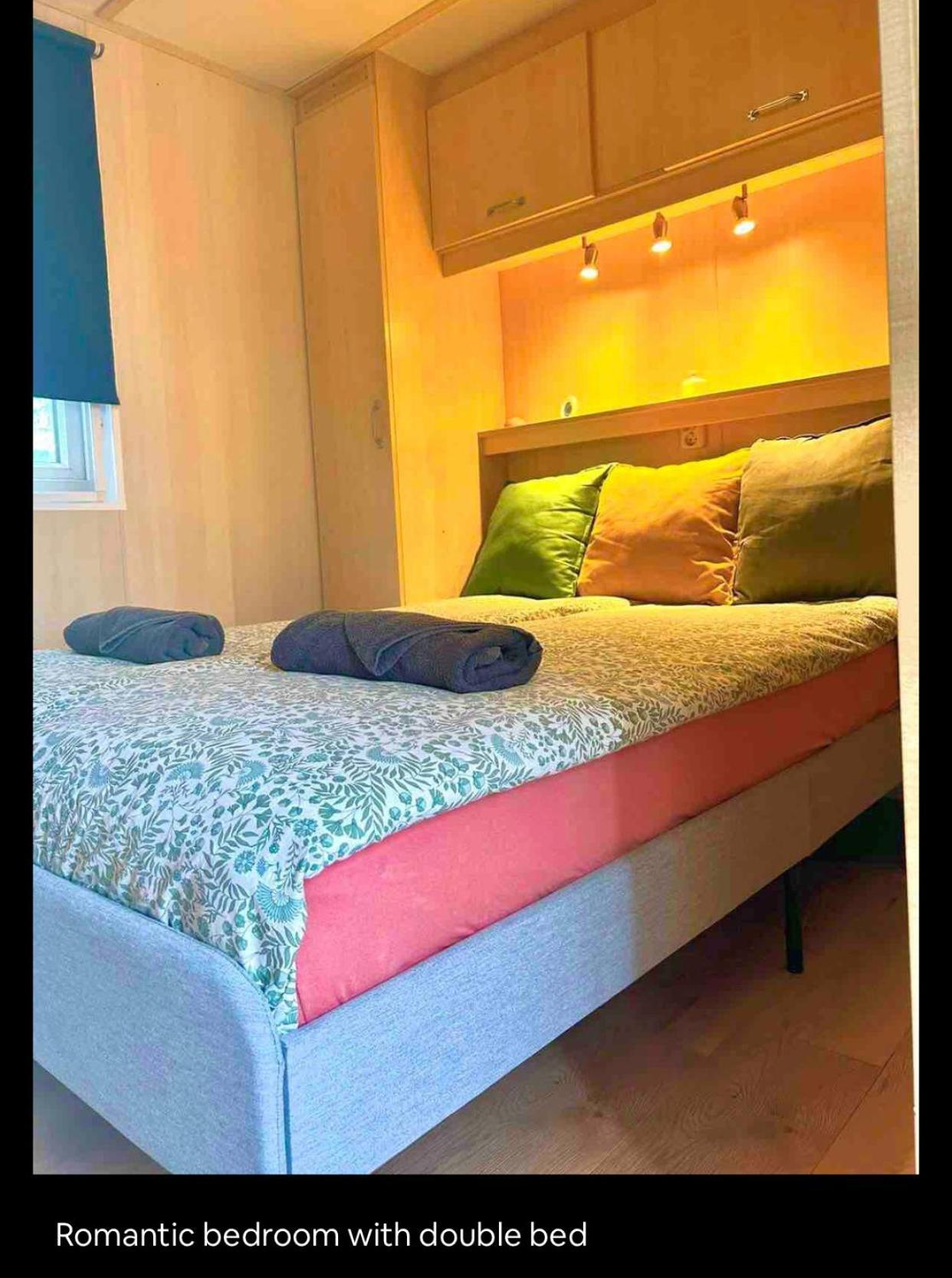 “ Bungalow met prive tuin,sauna en buitenbad” Vijfhuizen Bagian luar foto