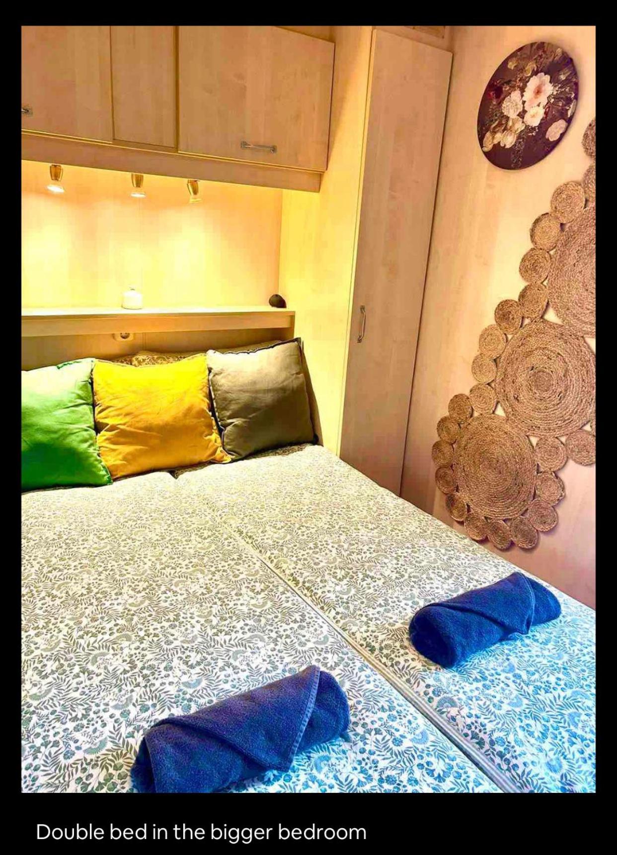 “ Bungalow met prive tuin,sauna en buitenbad” Vijfhuizen Bagian luar foto