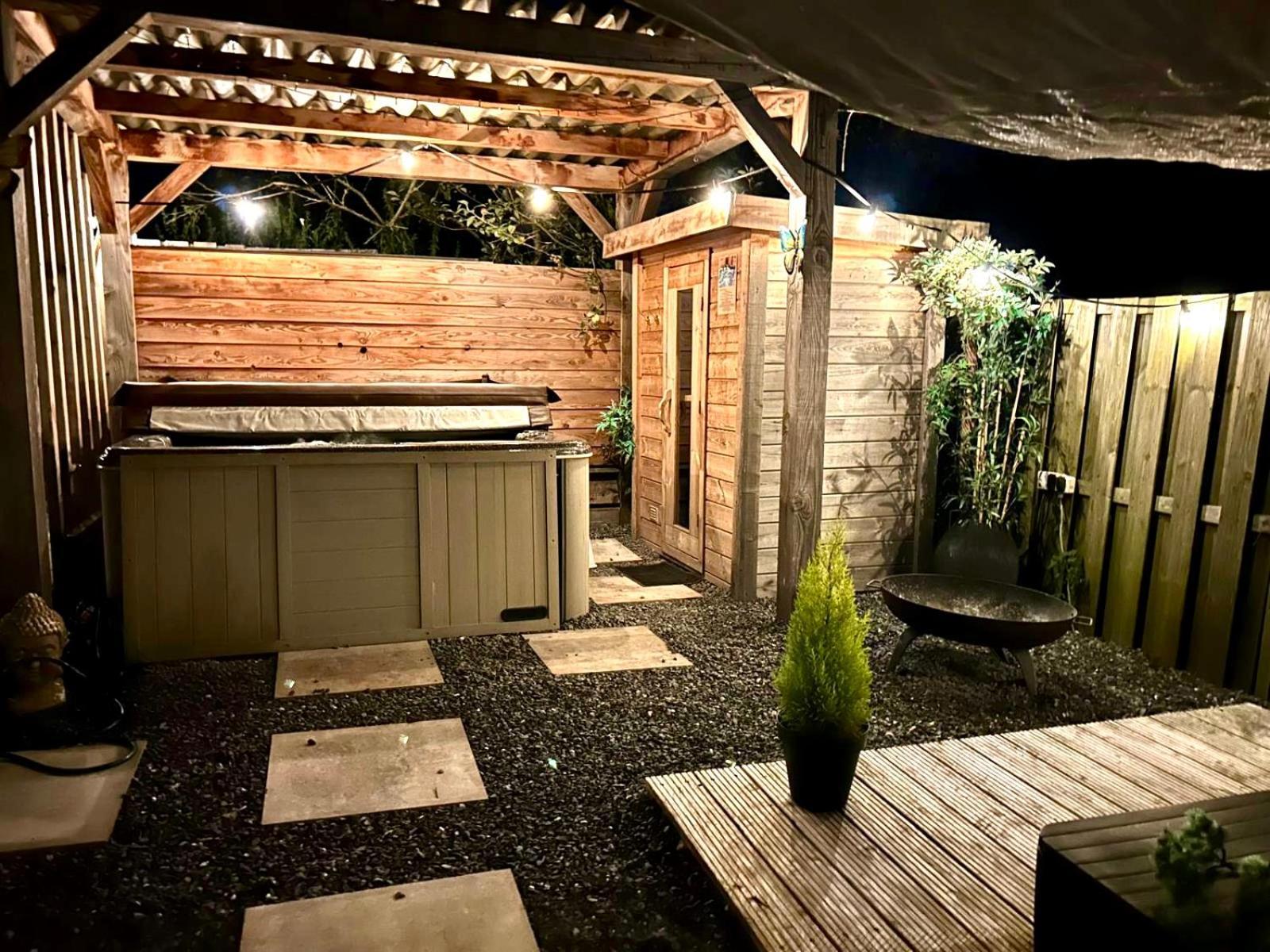 “ Bungalow met prive tuin,sauna en buitenbad” Vijfhuizen Bagian luar foto