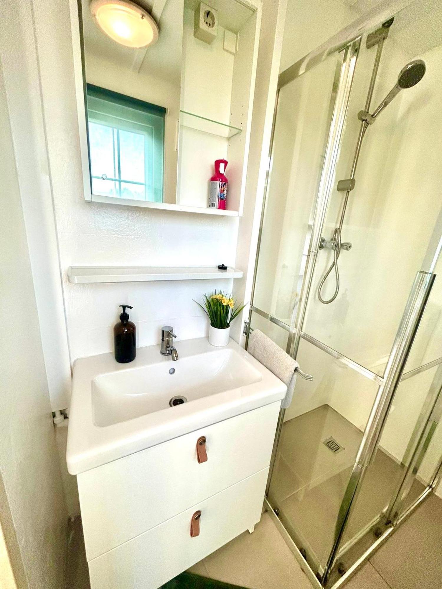 “ Bungalow met prive tuin,sauna en buitenbad” Vijfhuizen Bagian luar foto