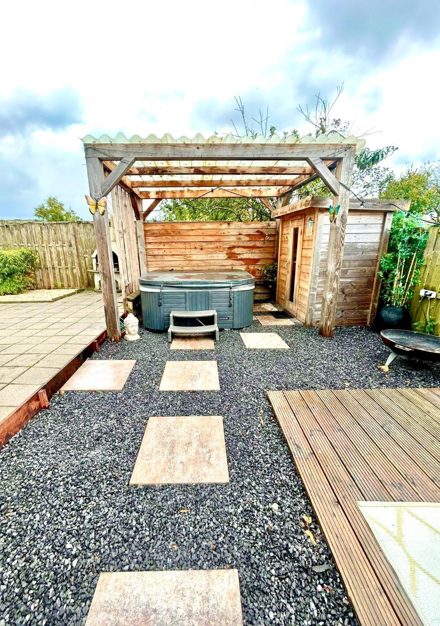 “ Bungalow met prive tuin,sauna en buitenbad” Vijfhuizen Bagian luar foto