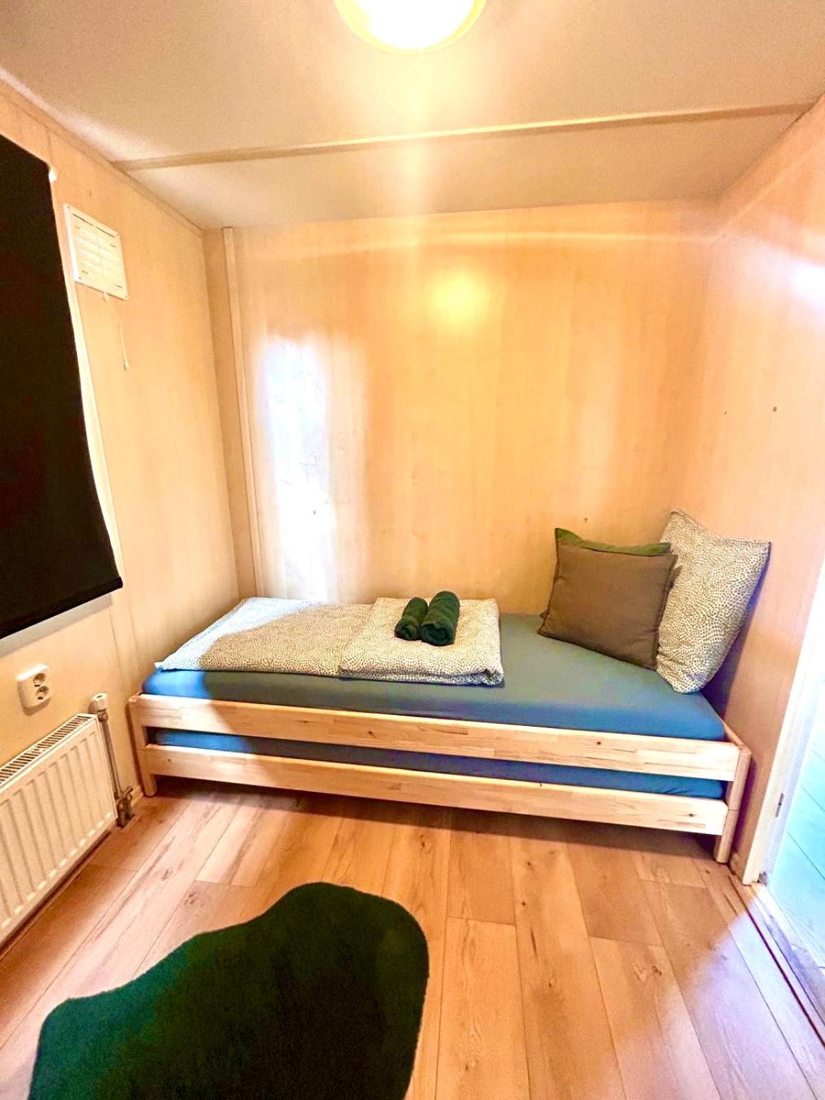 “ Bungalow met prive tuin,sauna en buitenbad” Vijfhuizen Bagian luar foto